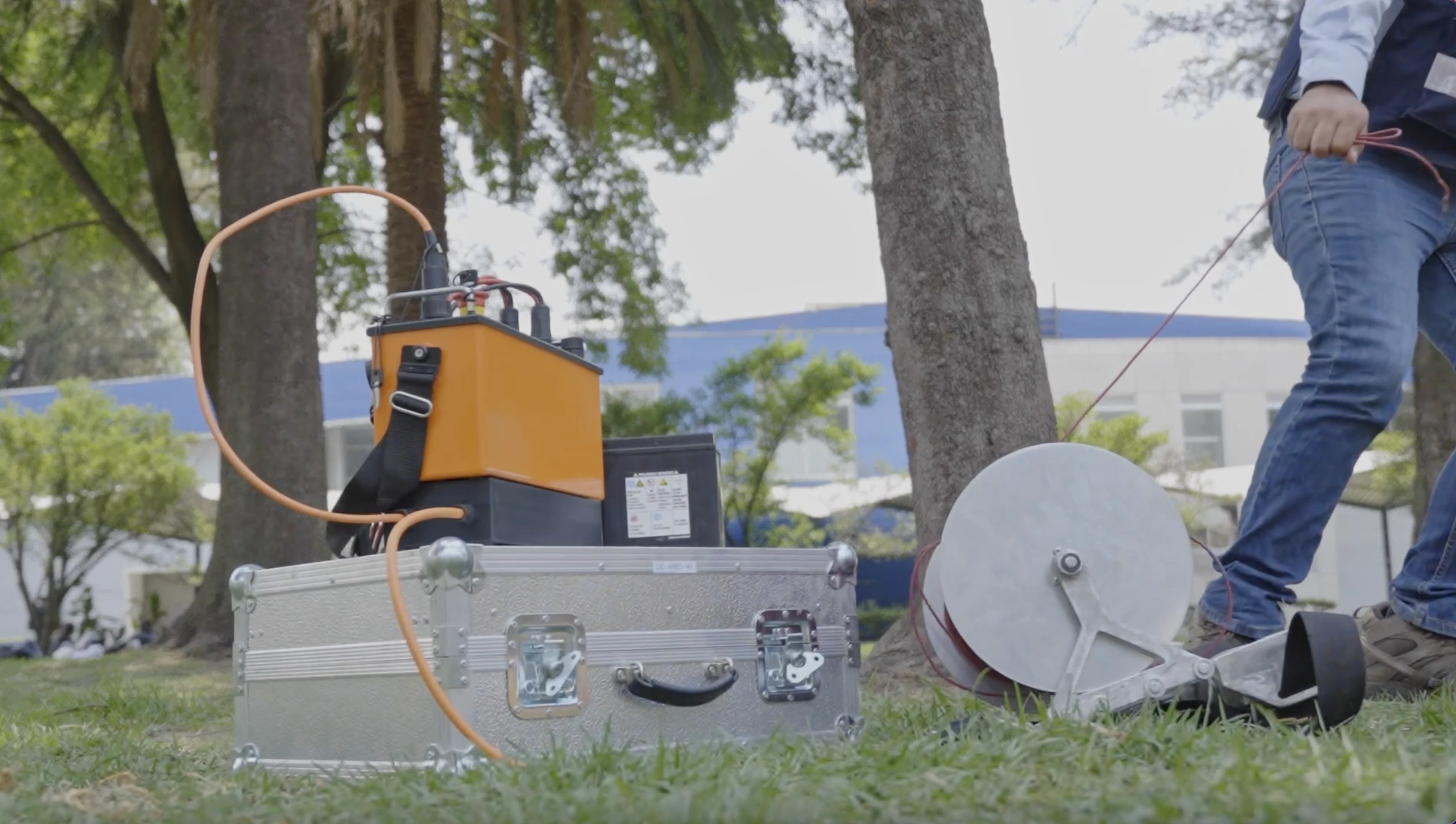 Integrante utilizando intrumentacion